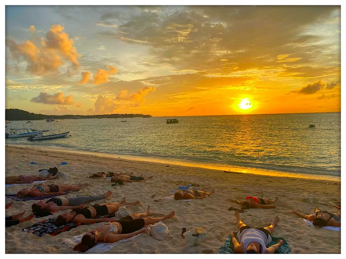 Fin d'un cours de yoga collectif, en relaxation