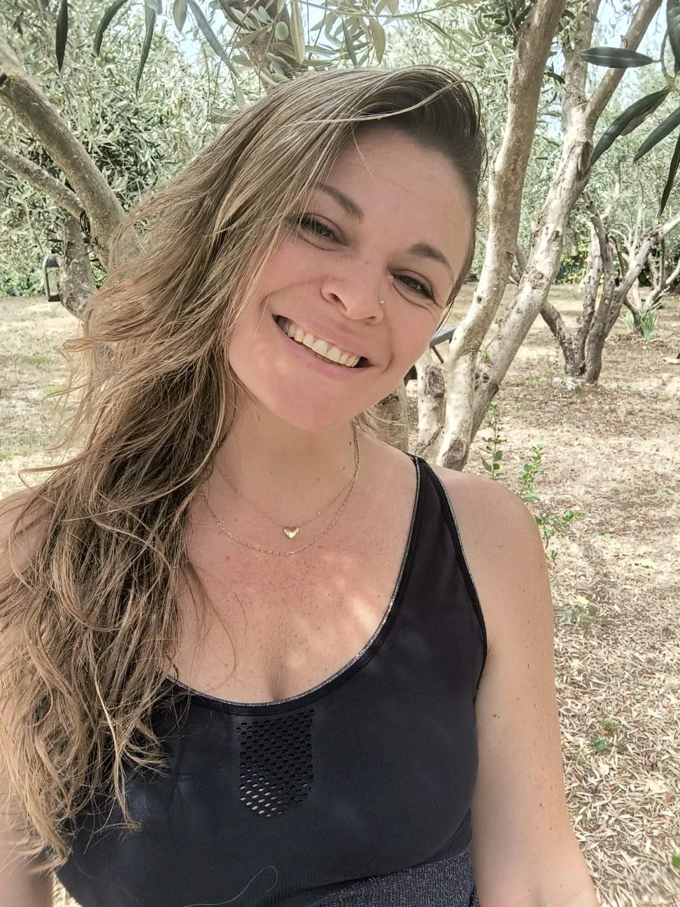 Sandy Perez, Naturopathe et professeure de Yoga à Pézenas, sous les oliviers