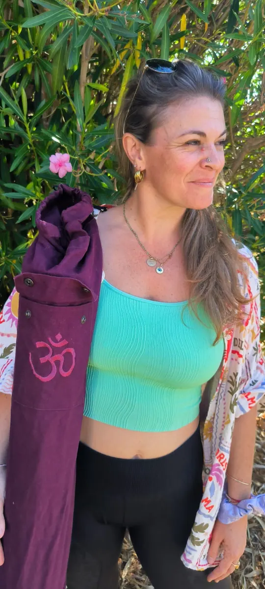 Sandy Perez, professeure de yoga à Pézenas, avec son tapis