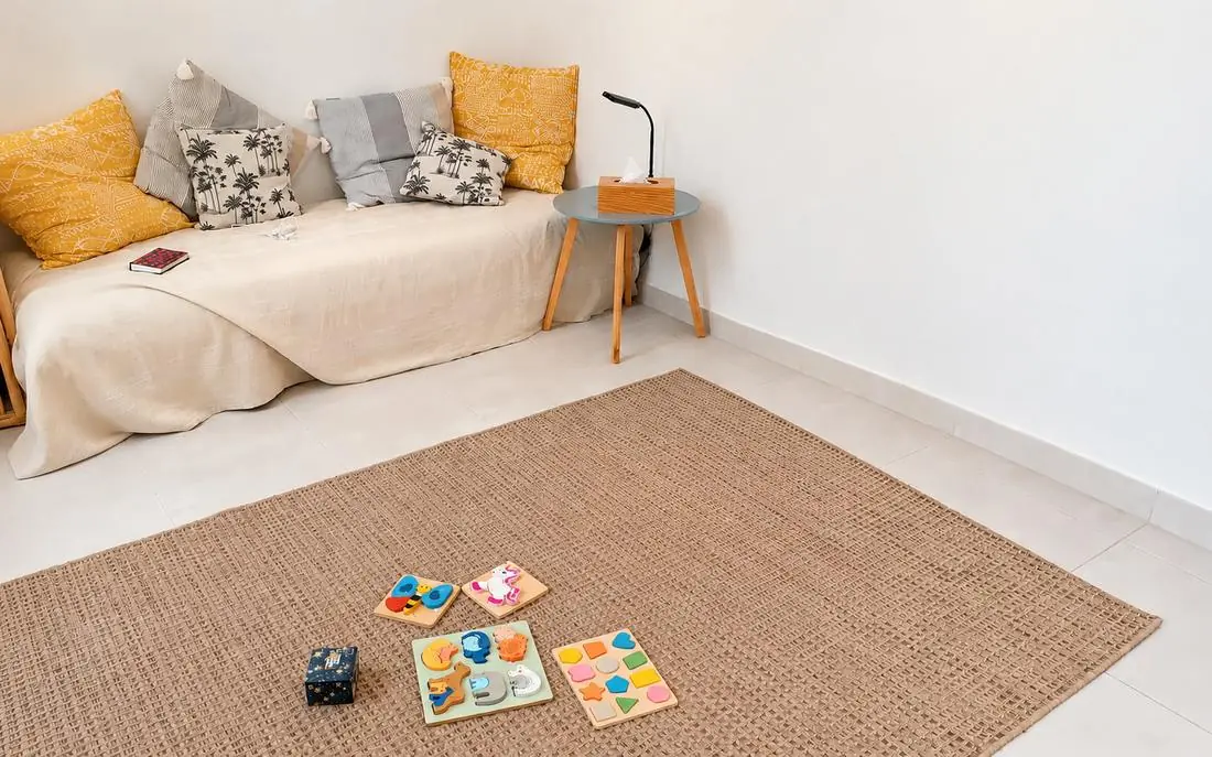L'espace de séance au cabinet l'Epione, tapis au sol, jeux d'encastrement et banquette