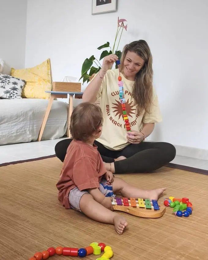 Séance au sol, jeu partagé autour d'un xylophone et de jeux d'enfilage