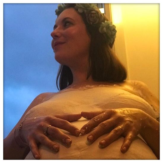 Yoga prénatal : femme enceinte en posture assise lors d'un cours de yoga Holysm à Pézenas